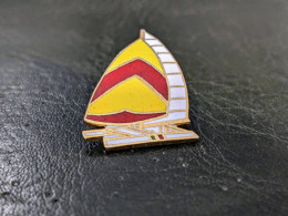 D Pins Pin's Bateau Voilier Catamaran Sailboat Lapel Pin Italie Italia Badge Tres Bon Etat - Beau Pin's Emaillé Taille : - Transport