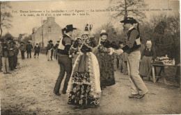 Danse Bretonne "Le Jambadao" - La Toillete De La Mariée, Soie Et Velours, Brodée à La Main De Fil D'or, 1 200 Fr - Bretagne