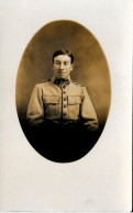 Carte Photo Militaire Non écrite (85 Sur Le Col De Veste) Studio Photo E. FERRARY, 18, Avenue Du Drapeau DIJON - Personaggi