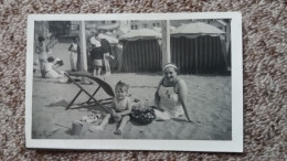 CPA PHOTO PHOTOGRAPHIE FEMME ENFANT SCENE DE PLAGE LOISIRS VACANCES CABINES BAIN SABLE - Fotografia