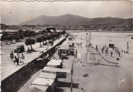 64. HENDAYE. CPA. LA PLAGE ET VUE SUR L'ESPAGNE. ANNEES 50 - Hendaye