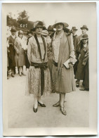 PHOTO Agence ROL Avec Cachet Copyright * 2 FEMMES Élégantes Art Déco Hippodrome Longchamp * N° 601 Datée Verso 1925 - Anonymous Persons