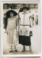 PHOTO Agence ROL Avec Cachet Copyright * 2 FEMMES Élégantes Art Déco Hippodrome Longchamp * N° 492 Datée Verso 1924 - Anonymous Persons