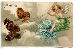 CPA Ecrite Fantaisie GAUFRÉE * AMITIÉ - ANGE Angelot Volant Assis Sur Bouquet De Myosotis Tiré Par 2 PAPILLONS - Angels