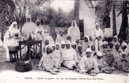 Algerie - BISKRA -  Hopital Lavigerie - La Cour Des Hommes A L'heure De La Distribution - Biskra