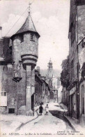 58 - Nievre -    NEVERS -  La Rue De La Cathedrale - Nevers