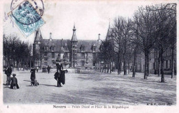 58 - Nievre -    NEVERS  -  Palais Ducal Et Place De La Republique - Nevers