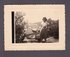 Photo Originale Vintage Snapshot Oldtimer Motorcycle Scooter Vespa Jeune Femme Voyage De Noce Antibes   (3951) - Automobile