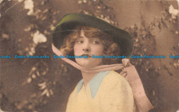 R142707 Woman. Hat. British Manufacture. G. 1005. 1916 - Monde