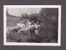 Photo Originale Vintage Snapshot Homme Jeunes Hommes Torse Nu Short Allongés Dans Un Pré Se Tenant Par Le Cou   (3951) - Zonder Classificatie