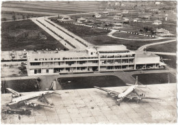 CPSM DE TOULOUSE-BLAGNAC  (HAUTE GARONNE)  VUE AÉRIENNE DE L'AÉROGARE - Toulouse