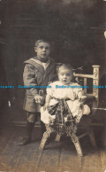 R142049 Children. Old Photography. Postcard - Wereld