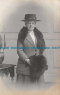 R140641 Woman. Hat. Old Photography. Postcard - Wereld