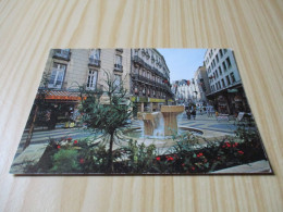 Nantes (44).La Place Du Bon Pasteur Avec Sa Jolie Fontaine Moderne Et La Rue Contrescarpe - Carte Animée Avec Commerces. - Nantes