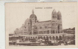 Marseille  13  Carte Non Circulée_La Cathedrale Les Quais Animées Et Bateaux - Zonder Classificatie