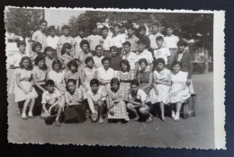 #1     Photo Noir Et Blanc Garçon Fille Photo D’école Photo De Groupe / Boy Girl School Photo Group Photo - Personnes Anonymes