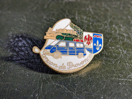 D Pins Insigne Militaire Gendarmerie De Lancon De Provence Fourgon Renault Trafic  Tres Bon Etat - Beau Pins Emaille Rog - Militaria