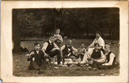 CP Carte Photo D'époque Photographie Vintage Groupe Pic-nic Repas Herbe - Koppels