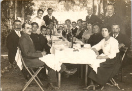 CP Carte Photo D'époque Photographie Vintage Groupe Mode Repas Table  - Koppels