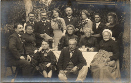 CP Carte Photo D'époque Photographie Vintage Groupe Mode Repas Famille - Parejas