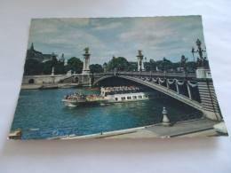 PARIS 75  LE PONT ALEXANDRE III ET LE GRAND PALAIS  BATEAU PROMENADE TRES ANIMEES 1963 - Ponti