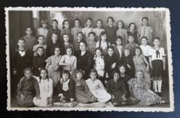 #1     Photo Noir Et Blanc Garçon Fille Photo D’école Photo De Groupe / Boy Girl School Photo Group Photo - Anonymous Persons