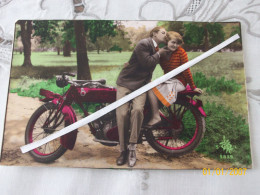 Photo Fantaisie Couple Amoureux Sur Une Moto "INDIAN" - Altri & Non Classificati