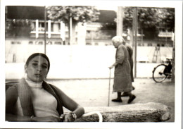 Photographie Photo Vintage Snapshot Amateur Jeune Femme - Personnes Anonymes
