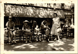 Photographie Photo Vintage Snapshot Amateur Espagne Barcelona Groupe Mode - Orte