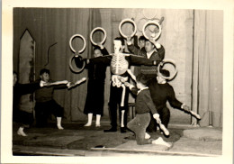 Photographie Photo Vintage Snapshot Amateur Spectacle Enfant Squelette - Personnes Anonymes