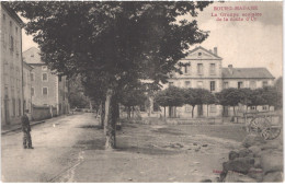 FR66 BOURG MADAME - Verges - Le Groupe Scolaire De La Route D'UR - Animée - Belle - Autres & Non Classés