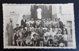 #1     Photo Noir Et Blanc Garçon Fille Photo D’école Photo De Groupe / Boy Girl School Photo Group Photo - Anonymous Persons