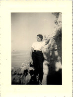 Photographie Photo Vintage Snapshot Amateur Femme Mode Soleil Ombre Pantalon - Andere & Zonder Classificatie