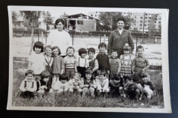 #1     Photo Noir Et Blanc Garçon Fille Photo D’école Photo De Groupe / Boy Girl School Photo Group Photo - Personnes Anonymes