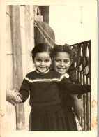 Photographie Photo Vintage Snapshot Amateur Enfant Balcon Sourire Main Soeurs - Personas Anónimos