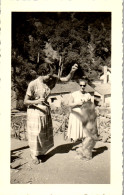 Photographie Photo Vintage Snapshot Amateur Jeune Femme Singe ? - Sonstige & Ohne Zuordnung