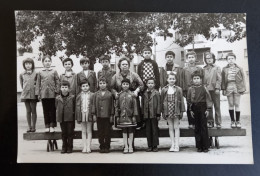 #1     Photo Noir Et Blanc Garçon Fille Photo D’école Photo De Groupe / Boy Girl School Photo Group Photo - Anonyme Personen