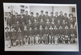 #1     Photo Noir Et Blanc Garçon Fille Photo D’école Photo De Groupe / Boy Girl School Photo Group Photo - Anonymous Persons