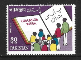 PAKISTAN. N°332 De 1972. Semaine De L'éducation. - Autres & Non Classés