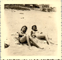 Photographie Photo Vintage Snapshot Amateur Jeune Femme Plage Maillot De Bain  - Persone Anonimi