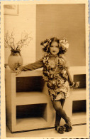 Photographie Photo Vintage Snapshot Amateur Enfant Déguisement Fleurs  - Personnes Anonymes