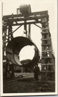 Photographie Photo Vintage Snapshot Amateur Chantier Tube Grue  - Autres & Non Classés