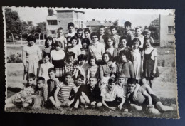 #1     Photo Noir Et Blanc Garçon Fille Photo D’école Photo De Groupe / Boy Girl School Photo Group Photo - Anonymous Persons