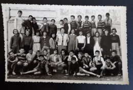 #1     Photo Noir Et Blanc Garçon Fille Photo D’école Photo De Groupe / Boy Girl School Photo Group Photo - Persone Anonimi