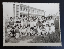 #1     Photo Noir Et Blanc Garçon Fille Photo D’école Photo De Groupe / Boy Girl School Photo Group Photo - Persone Anonimi