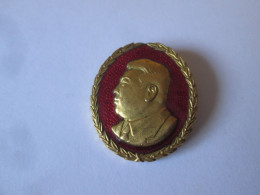 Rare! Coree Du Nord-Kim II Sung Insigne Vers 1950/North Korea-Kim II Sung Supreme Leader Badge 1950s,size=23 X 20 Mm - Autres & Non Classés