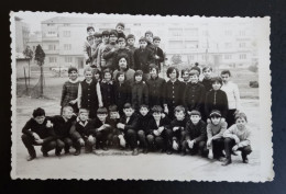 #1     Photo Noir Et Blanc Garçon Fille Photo D’école Photo De Groupe / Boy Girl School Photo Group Photo - Anonymous Persons