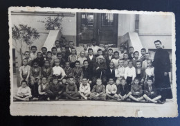 #1     Photo Noir Et Blanc Garçon Fille Photo D’école Photo De Groupe / Boy Girl School Photo Group Photo - Anonymous Persons