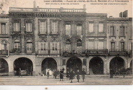 Libourne Animée Place De L'Hôtel De Ville Maison Renaissance Epicerie Moderne Tacot - Libourne