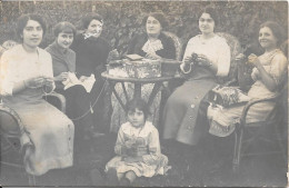 Carte Photo D'un Groupe De Femmes Et Fillette à ST CERE (Lot) En 1913 - Saint-Céré